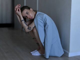 nude webcamgirl pic MirnaLatourette