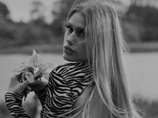 camgirl masturbating with sextoy CharisseBuonomo