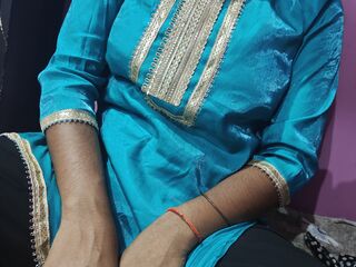 camgirl fingering shaved pussy LishaLiya