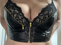 Hi ik ben Desiree,En al jaren bekend om lekker samen te genieten. Ook  altijd in lingerie te bewonderen beeldbellen zowel bellen Spontaan stout volle borsten En open mind Bevalt dit je kom dan gauw in mn chat Lekker kinky kan ook lekkere slaafjes of  sissys welkom ook