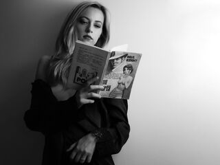masturbating camgirl AdelineGreen