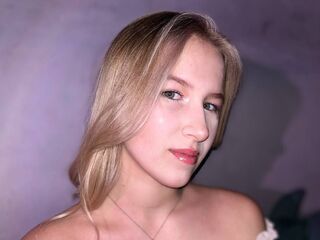 camslut fingering shaved pussy BettyKirsy