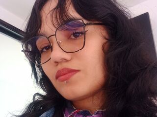 camgirl fingering shaved pussy CamilaRodriguez