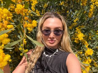 hot cam girl fingering pussy DelaineClowerd