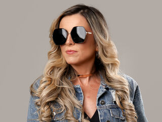 naked camgirl masturbating KiaraMoraes