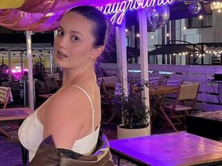 camslut fingering shaved pussy KyleeBig
