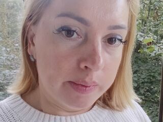 girl showing tits MiaBloomie