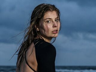 cam girl fingering pussy MilaOlivers