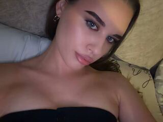camgirl playing with vibrator RhiannonJumper