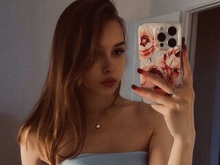 camgirl masturbating with dildo TarenLeonetti